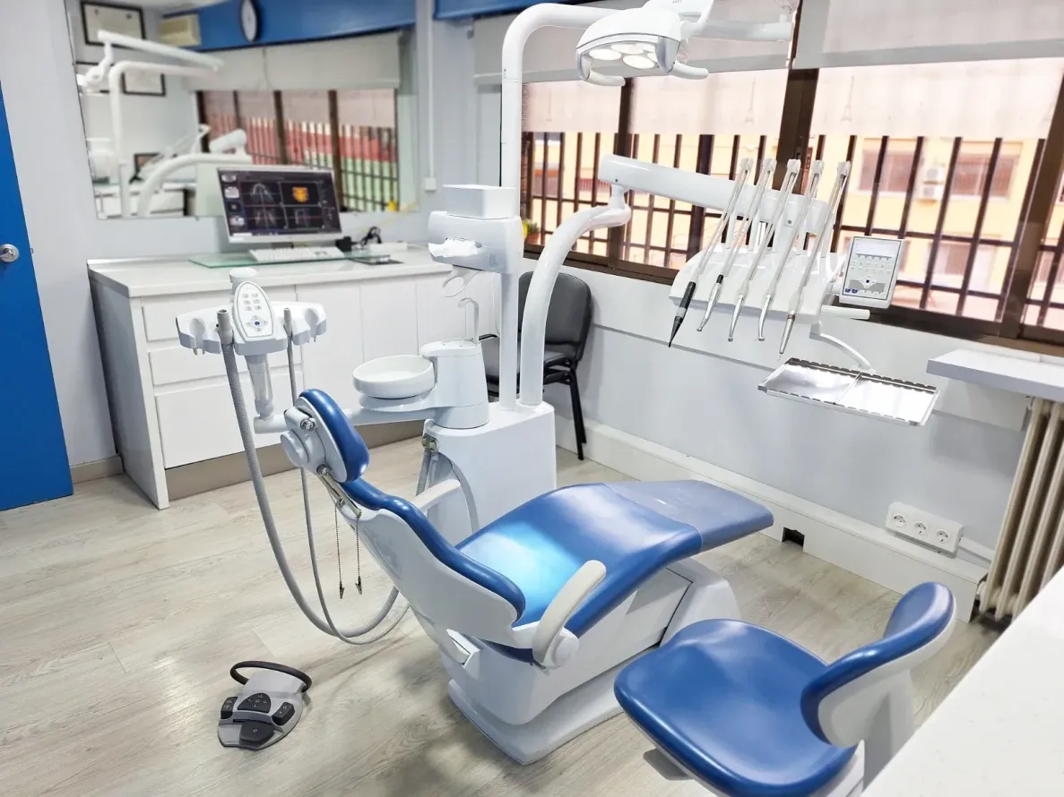 Una mujer está siendo examinada por un dentista en un consultorio dental.