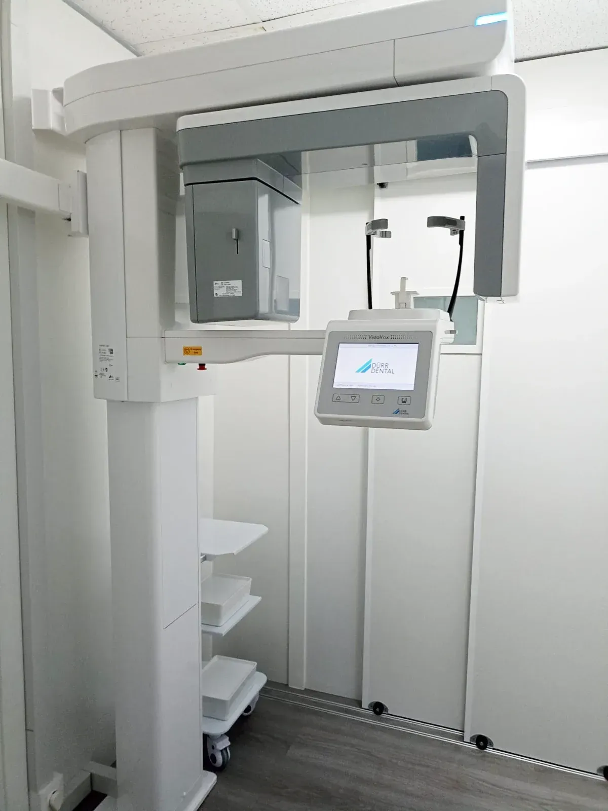 Una máquina de rayos X está en una habitación blanca