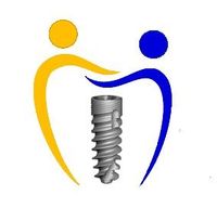 Dos personas sostienen un implante dental con forma de diente.